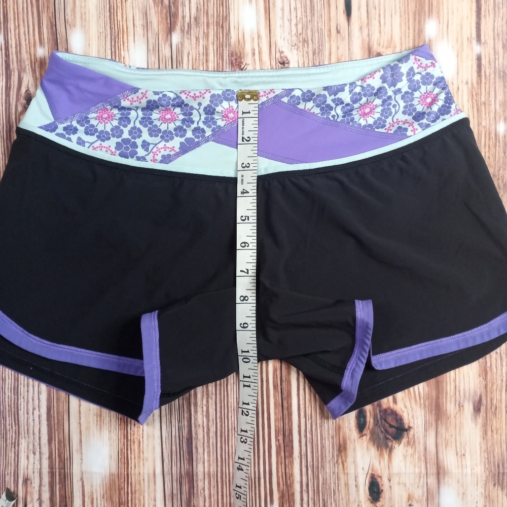 LULULEMON GROOVY RUN FLORAL SHORT BLACK/ QUILT/ POWER PURPLE, SIZE 6 - Picture 11 of 13